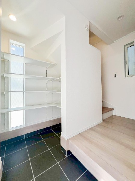 外観:大容量のシューズインクロークが嬉しい住まい。ご家族全員の靴はもちろん、お子様のおもちゃやベビーカー、ゴルフバック、洗車用品などスッキリまとめて収納できます。