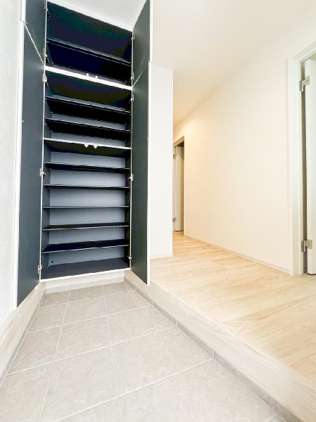 外観:天井までの玄関収納付、棚板は可動タイプになっていますので、脚の長いブーツや長靴もたっぷり収納いただけます。スッキリ片付いた玄関で、家族や友人を気持ちよく迎えられそうですね！
