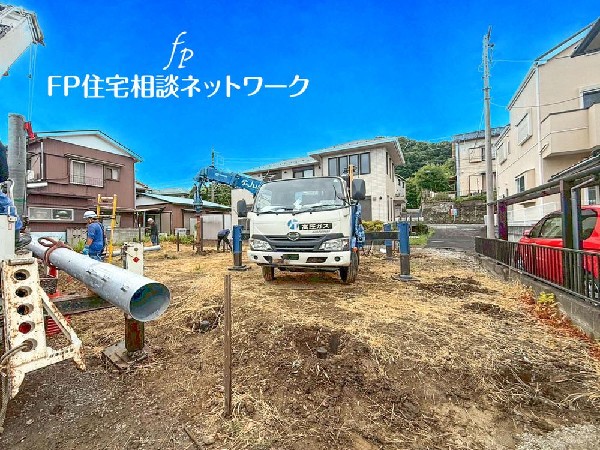 外観:◇外観◇  深く豊かな緑と爽快な青い空を感じるまさに横浜に暮らす心地よさを存分に堪能いただける邸宅です。グレードの高い設備仕様が標準装備のデザイン住宅で快適で便利な生活をお送り頂けます。