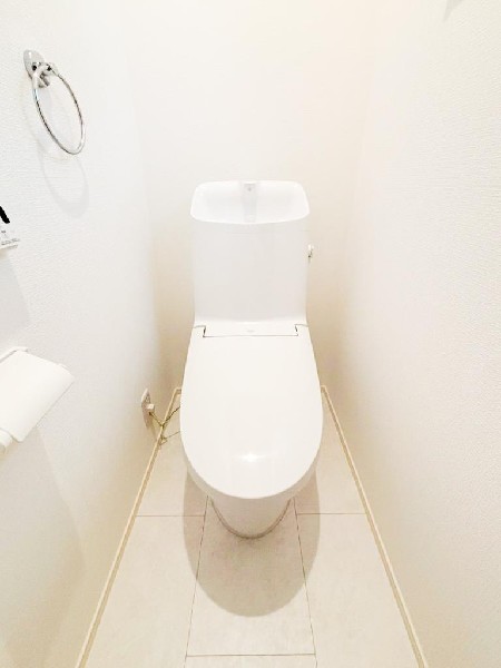 ウォシュレット、暖房便座機能付のトイレです。従来型に比べ節水効果があり、お手入れもしやすいので、家計も家事の負担も軽減してくれます。