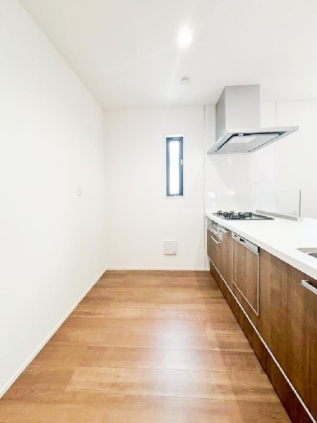 リビングで遊ぶお子様を見守りながらお料理が出来る対面式カウンターキッチンは、料理をしながらご家族との会話を楽しめます。大切なご家族をいつも身近に感じられ、毎日のお料理も楽しくなりますね。