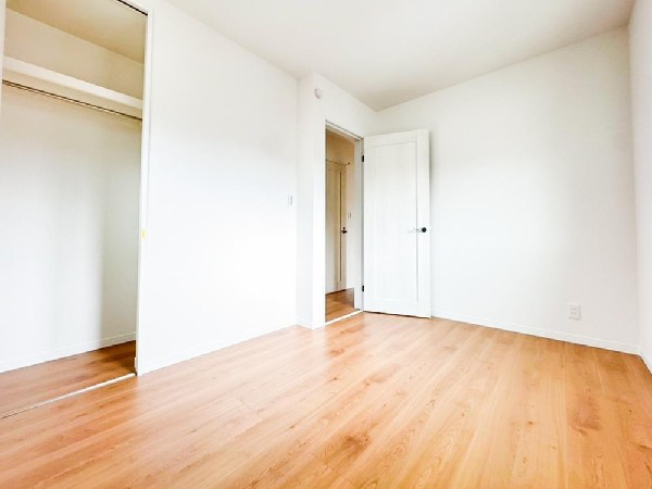 【２号棟】清潔感あるカラーで仕上げられた内装です。世代を問わず人気で、インテリアも合わせやすい色調ですので、落ち着きと安らぎを感じさせる雰囲気になっています。