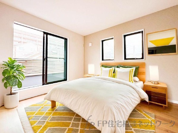 【２号棟】光を取り込みやすい2面採光の居室は日当たり良好。クローゼットの完備で収納スペースも十分。(本画像はCGで作成しており、現地に家具はおかれておりません。また価格に家具は含まれておりません。）