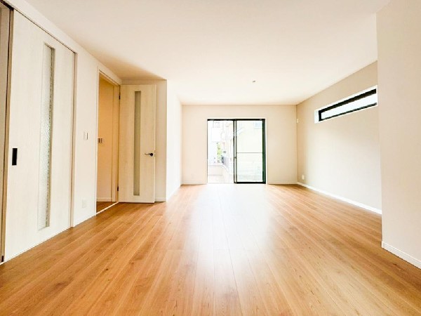 【２号棟】18帖の広々ＬＤＫ。導線もしっかりと取れているので、ダイニングテーブルやソファーなどの家具もしっかりと配置できます。ゆったりとした広さの空間でご家族だんらんの時間をお過ごしください。