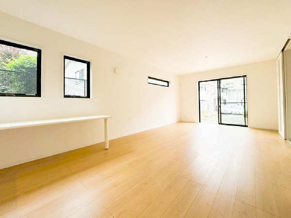 【１号棟】家族だんらんのスペースとなるリビング。窓が多い設計なので色々な角度から光が取り込めます。明るいリビングで新しい生活を。