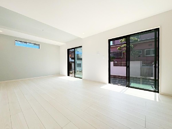 家族と過ごす時間を大切にしたい方にぴったりのゆとりある住空間です。窓からの日差しがリビングの隅々までしっかりと届きます。