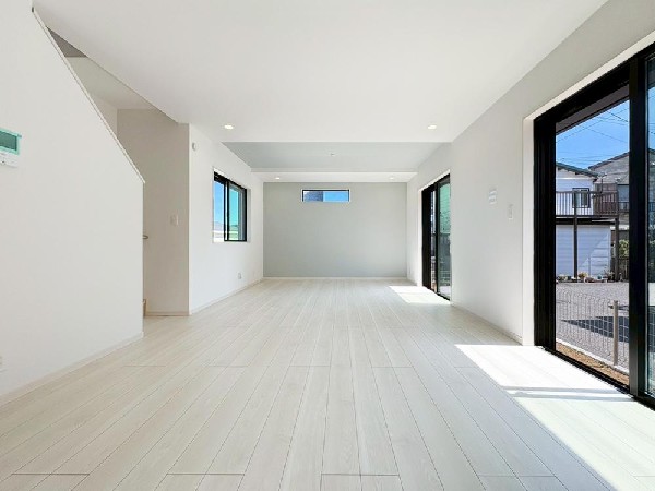 家族と過ごす時間を大切にしたい方にぴったりのゆとりある住空間です。窓からの日差しがリビングの隅々までしっかりと届きます。