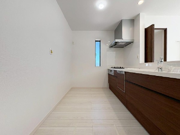 リビングのお子様を見守りながらお料理が出来る対面式カウンターキッチン。ご家族との会話がはずみます。