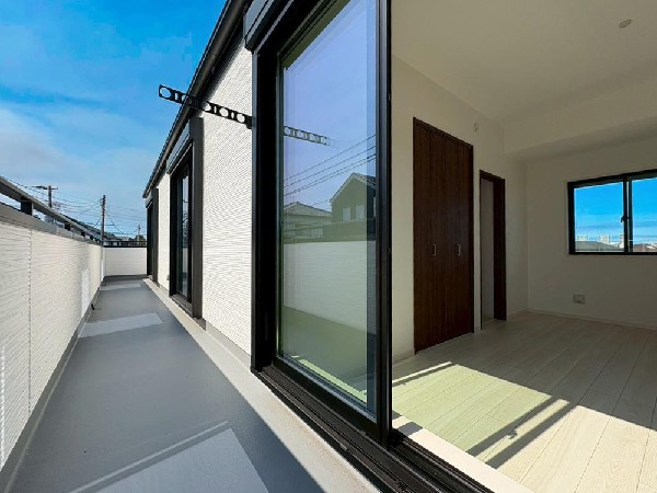 思わず大きく深呼吸したくなるバルコニーは空を青く、近く、広く感じる。周囲には高い建物のないエリアだから、広く見渡せる。解放感を求めている方にはピッタリの物件かも知れない。