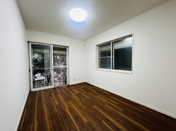 光を取り込みやすい2面採光の居室は日当たり良好です。