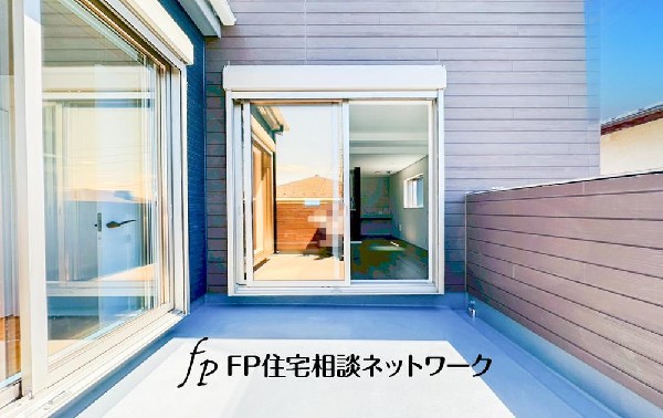 バルコニーがワイドタイプなので、各居室からバルコニーへの出入りが可能で、洗濯物の他、布団などを干す時も楽ちんです！