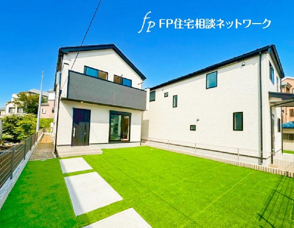 外観:３台駐車可能なカースペース（車種によります）に加え、広いお庭もございます。子供用のプールや家庭菜園、BBQ等多目的にご利用頂ける広さです。