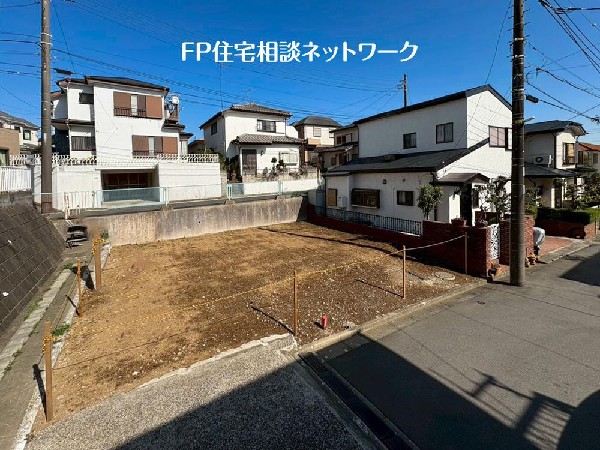 外観:第一種低層住居専用地域の良好な住環境が保たれたエリア。低層の一戸建てを中心とした街並みが整然と続き、周辺は高い建物が建っていないので、採光や開放性に恵まれています。