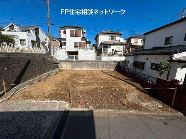 外観:第一種低層住居専用地域の良好な住環境が保たれたエリア。低層の一戸建てを中心とした街並みが整然と続き、周辺は高い建物が建っていないので、採光や開放性に恵まれています。