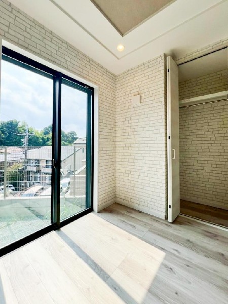 ＬＤＫのメインとなる大きな窓。通常サイズより大きめの開口部から暖かい陽射しが長い時間射し込みます。天気の良い日は是非窓を開けて風通しの良さもご体感下さい。明るいＬＤＫがご家族団欒の時を作ります。