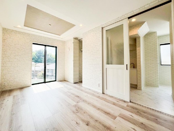 掃き出しの窓からは太陽のやわらかな光はもちろん、年中爽やかな風が吹き抜けます。自然の恵みが、快適で心地の良い空間を演出してくれますね。