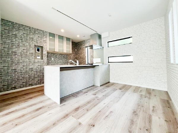 対面式のカウンターキッチンですので、出来上がったお料理をカウンターに並べてお子様が運ぶなど、お手伝いの機会も増えそうですね！ご家族と会話をしながらお料理を楽しめ一体感を感じられるキッチン仕様。