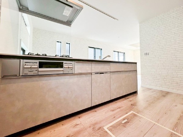 新しいキッチンは食事の支度が捗ります。お手伝いをしてくれるお子様と並びながら準備や片付けが出来るキッチンは、ご家族のコミュニケーションを育む場として活躍します。何気ない時間ですが、大切にしたいですね。