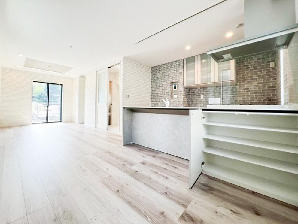 キッチンのリビング面は棚仕様になっております。食器等の収納としてだけでなく、好みの物を置くことで、リビングのレイアウトを楽しむことが出来ます。