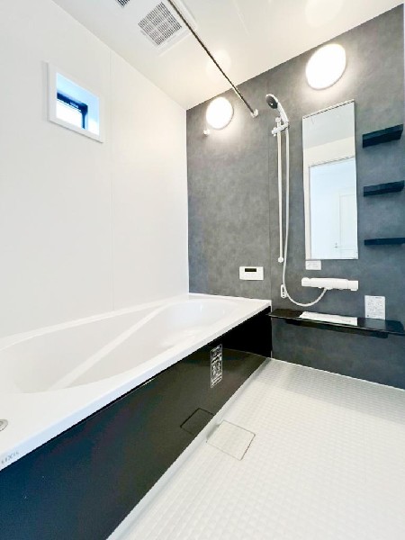ユニットバスはゆったりとくつろげる1坪タイプ。足までしっかりと伸ばせる浴槽は、心身ともにしっかりと疲れを癒してくれます。お子様と一緒の入浴でも充分な広さです。