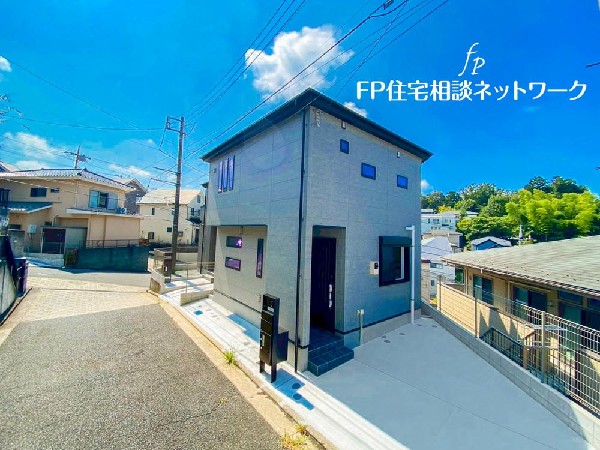 外観:落ち着きある住宅街、一種低層住居専用地域内に位置しています。日当りを大きく遮られることもありません。