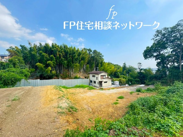 外観:緑に恵まれたエリアで、毎日のお散歩も気持ちよさそうです。自然に包まれた穏やかな暮らしができそうです。