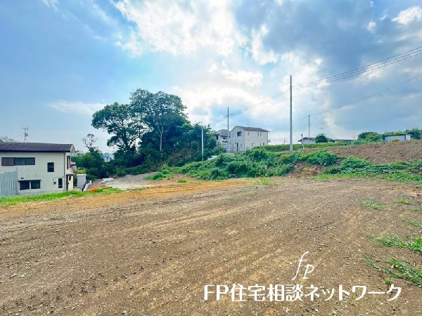 外観:柔らかな風と豊かな緑に包まれた落ち着きある閑静な住宅街に、２区画の宅地が誕生です。