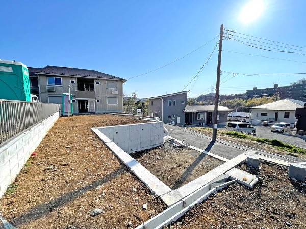 外観:光と風が行わたる開放感あふれる邸宅　春には気持ちの良いそよ風、冬には朝の暖かな光　季節の移り変わりを感じる暮らしを実現