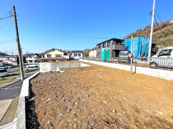 外観:愛犬と寛ぐのんびりした時間　そよぐ風、緑の香り　まるで写真のような澄み切った光景。少しずつ育む家族との時間やありがたみ。幸せを噛みしめる穏やかな生活。