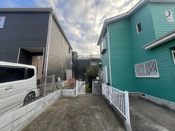 外観:段差もなくお車の出し入れが苦手な方も駐車しやすそうです