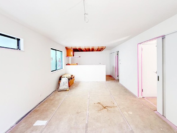 ◇リビング・ダイニング◇  リビングとダイニングは各スペースがしっかりと確保され、かつ一体感のある空間に。家具の配置もしやすい間取り設計です。キッチンは対面式採用でご家族の会話も弾みます。