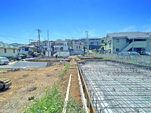 外観:窓枠から切り取られたまるで写真のような澄み切った光景。季節の移り変わりとともに、ゆっくりと愛でる時のありがたみ。