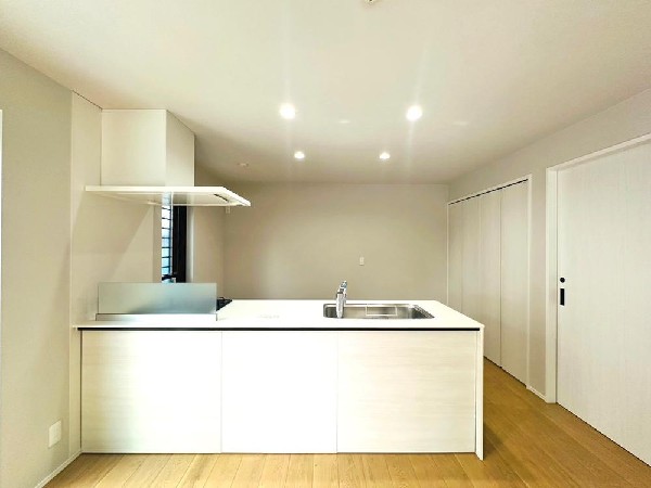 家族やゲストが自然と集い語らうカフェキッチン　彩り鮮やかなお料理でホームパーティー