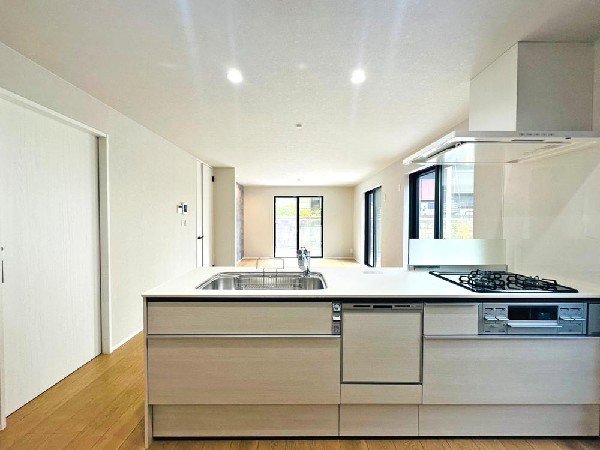 家族で並んでクッキング。皆でわいわい楽しく作るお料理は愛情たっぷりのごちそうに。キッチンで過ごす家族時間は大人になっても心に残る素敵なオンリーワン。