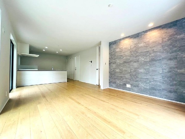 家族の思いを抱きながら、平和であることに感謝したくなる悠久の時。あたかかく感じるのは、陽当りだけではなかった！広く和やかに暮らせる空間と、家族の存在が胸にジーンと響きわたる。