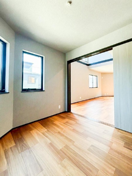 リビングに隣接した個室があります。小さいお子様が遊ぶ場としてちょうどよいかもしれません。洗濯物をたたんだり、お昼寝をしたり、多用途にお使いいただけます。