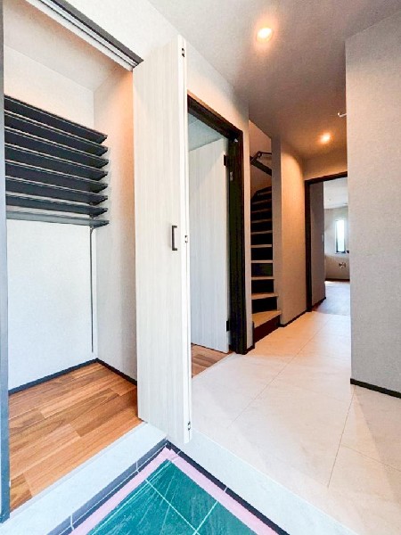 外観:大容量のシューズインクロークが嬉しい住まい。ご家族全員の靴はもちろん、お子様のおもちゃやベビーカー、ゴルフバック、洗車用品などスッキリまとめて収納できます。