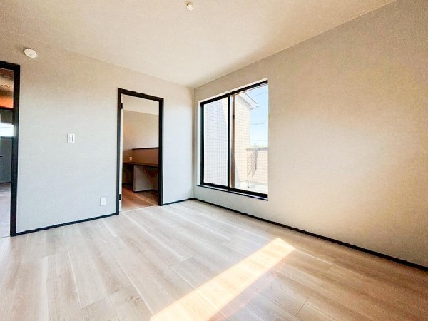 光を取り込みやすい2面採光の居室は日当たり良好です。クローゼットの完備で収納スペースも十分。初めてのお子様にとっての「自分の部屋」。学習デスクやベッドの配置もラクラクです。