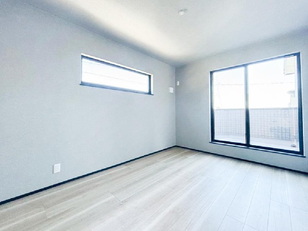 光を取り込みやすい2面採光の居室は日当たり良好です。クローゼットの完備で収納スペースも十分。初めてのお子様にとっての「自分の部屋」。学習デスクやベッドの配置もラクラクです。