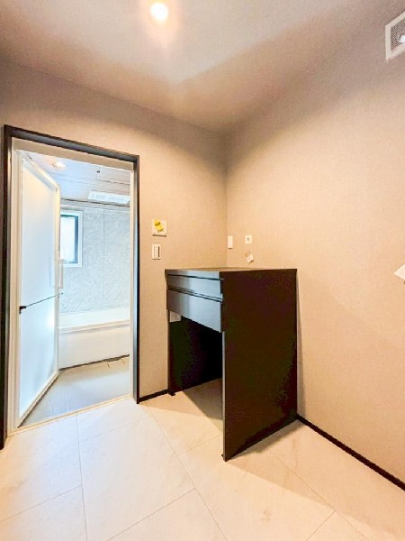 ゆとりの洗面スペースで朝の身支度も快適スムーズに。三面鏡で髪のセットやお化粧もストレスなくこなせ、朝から気分良く通勤通学に向かえそうですね！鏡の裏にはたっぷりと収納スペースを標準装備！