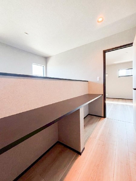 書斎やワークスペースとして使用できるカウンターを２階に設置。吹き抜けに面しているので、明るく、家族の様子も感じられます。