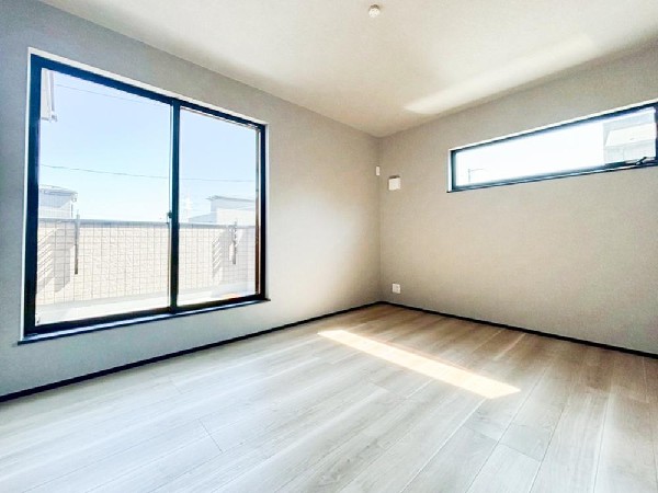 光を取り込みやすい2面採光の居室は日当たり良好です。クローゼットの完備で収納スペースも十分。初めてのお子様にとっての「自分の部屋」。学習デスクやベッドの配置もラクラクです。