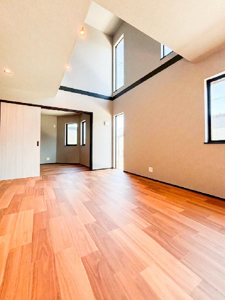 リビングのお子様を見守りながらお料理が出来る対面式カウンターキッチン。ご家族との会話がはずみます。