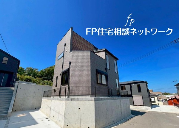 外観:緑に恵まれた閑静な住宅地は、毎日のお散歩も快適。伸び伸びスローライフを叶えてくれます。季節の移ろいを身近に感じられる自然豊かな環境で子育てすれば、お子様もきっと素直に成長してくれるはずです！