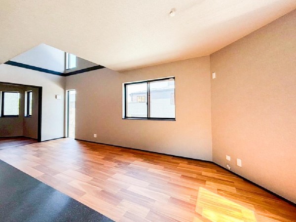 リビングを見渡せる対面式キッチンは、ご家族との会話もできて毎日のお料理が楽しくなります。リビングで遊ぶお子様にも目が届くので安心して家事が出来ますね。