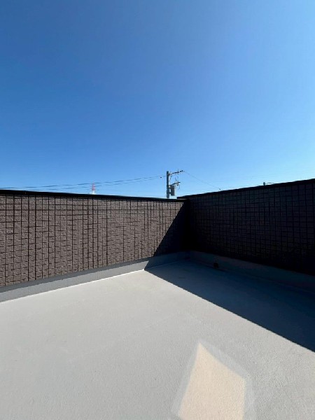 洗濯物を干すだけのスペースではもったいない多用途にご利用いただける大型ルーフバルコニーです。天気の良い日にはテーブルとイスを並べて外でお食事なども楽しめる。