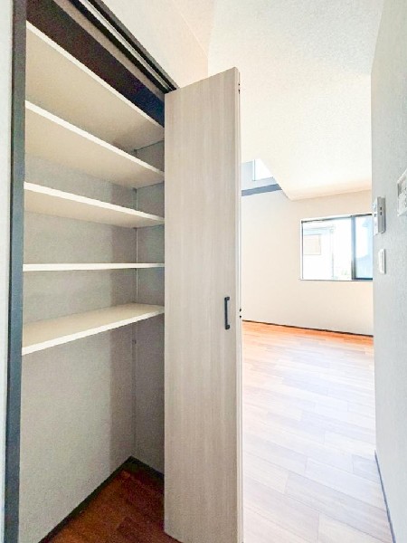 キッチン隣には、ストック食材や調理家電の収納に便利なパントリー収納付です。これだけのスペースがあれば、お水や非常食などの備蓄庫としても活躍しそうです。
