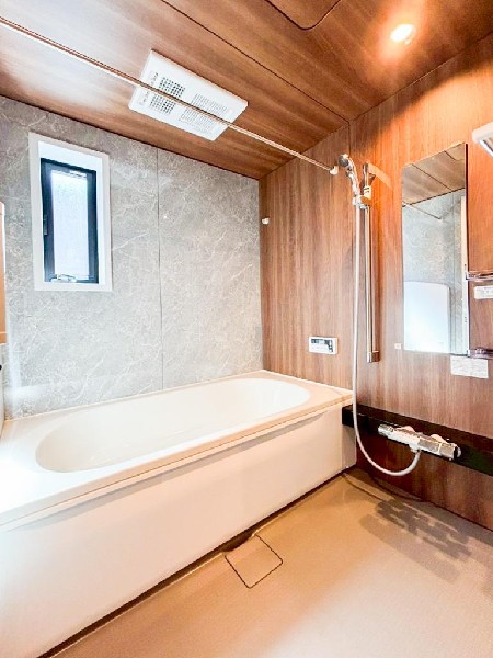 ユニットバスはゆったりとくつろげる1坪タイプ。足までしっかりと伸ばせる浴槽は、心身ともにしっかりと疲れを癒してくれます。お子様と一緒の入浴でも充分な広さです。