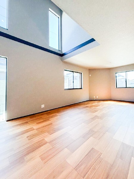 2階部分の窓から1階へと光を取り入れられる吹抜があり、明るく開放的な空間になっています。