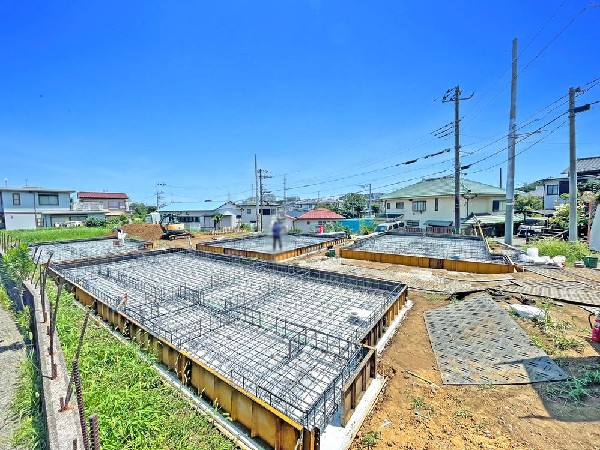外観:光と風が行わたる開放感あふれる邸宅　春には気持ちの良いそよ風、冬には朝の暖かな光　季節の移り変わりを感じる暮らしを実現